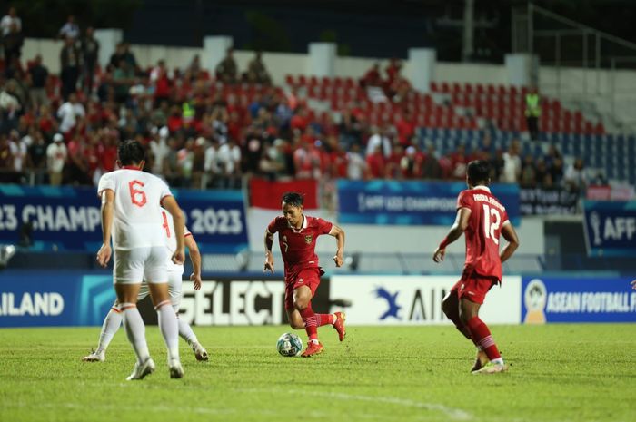 Gelandang timnas U-23 Indonesia, Beckham Putra Nugraha (tengah), sedang menguasai bola dalam laga final Piala AFF U-23 2023 melawan timnas U-23 Vietnam di Rayong Province Stadium, Thailand, Sabtu (26/8/2023).