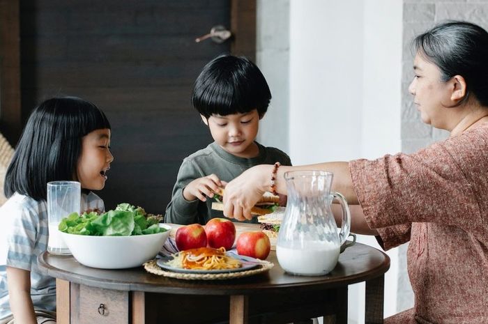 Bagaimana Jam Makan yang Baik untuk Tubuh? #AkuSehatdanBerprestasi - Bobo