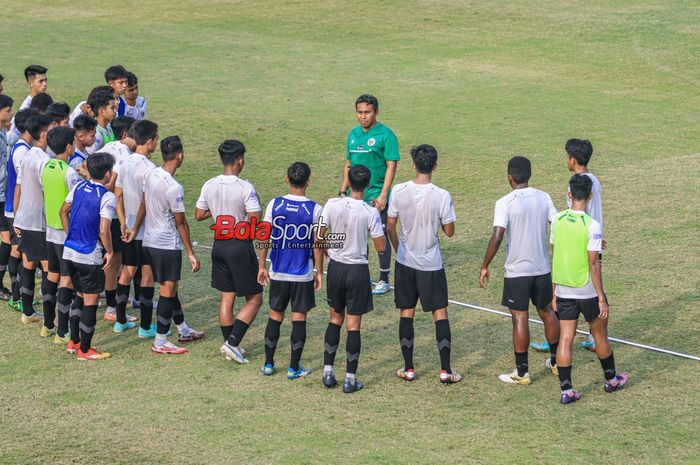 Pelatih timnas U-17 Indonesia, Bima Sakti (tengah), sedang memberikan intruksi kepada para pemainnya saat berlatih di Lapangan A, Senayan, Jakarta, Sabtu (26/8/2023).