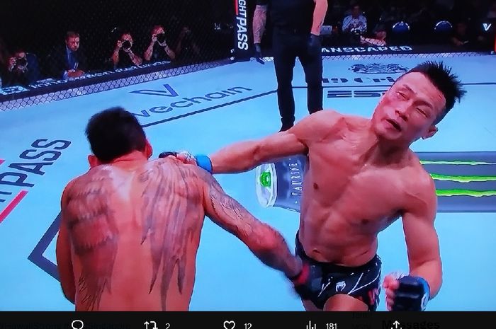 Momen Zombi Korea terpukul jatuh oleh Max Holloway di UFC Singapura, Sabtu (26/8/2023) di Singapore Indoor Stadium.