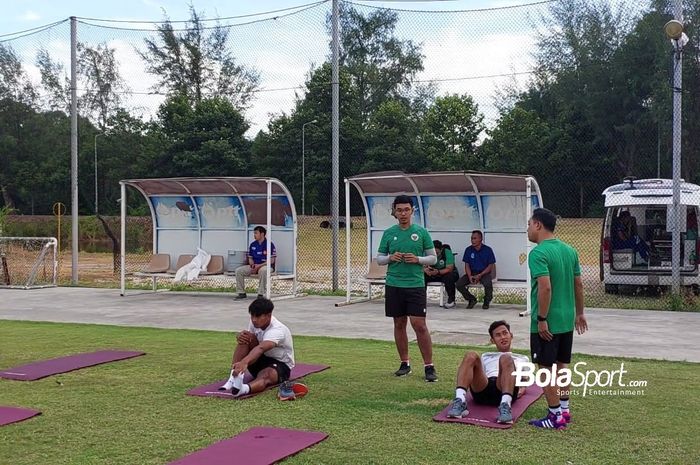 Mohammad Kanu Helmiawan berlatih terpisah dengan fisioterapis dan Irfan Jauhari dalam latihan terkini timnas U-23 Indonesia di lapangan PTT Academy, Rayong pada Jumat (25/8/2023).