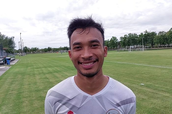 Pemain timnas U-23 Indonesia dan Persib Bandung, Robi Darwis saat ditemui BolaSport.com saat latihan di lapangan PTT Academy, Rayong pada Jumat (25/8/2023).
