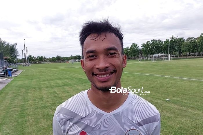 Pemain timnas U-23 Indonesia, Robi Darwis saat ditemui BolaSport.com saat latihan di lapangan PTT Academy, Rayong pada Jumat (25/8/2023).