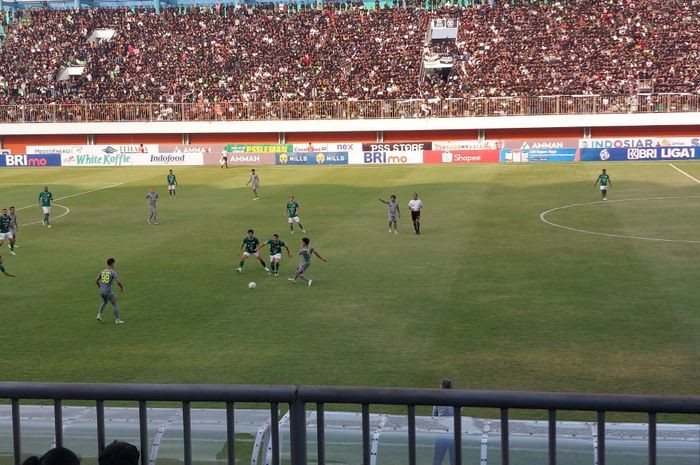 Suasana pertandingan antara PSS Sleman melawan Persebaya Surabaya di Stadion Maguwoharjo, Sleman, Sabtu (26/8/2023).