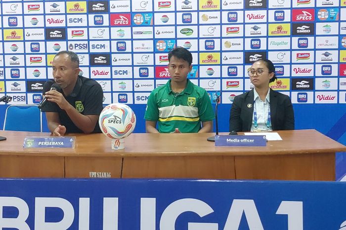 Pelatih Persebaya Surabaya, Uston Nawawi, saat memberikan keterangan kepada media usai laga melawan PSS Sleman di Stadion Maguwoharjo, Sabtu (26/8/2023).