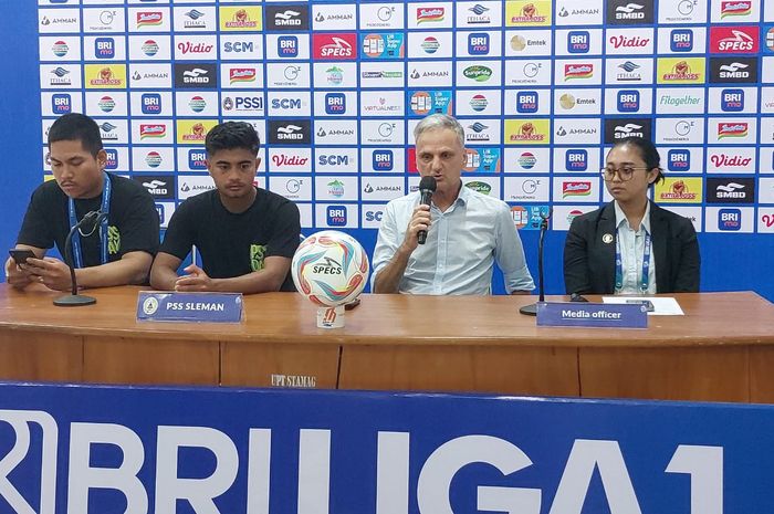 Pelatih PSS Sleman, Mirian Mihail, saat memberikan keterangan kepada media usai laga melawan Persebaya Surabaya di Stadion Maguwoharjo, Sabtu (26/8/2023).
