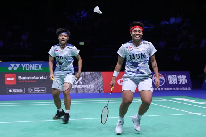 Pasangan ganda putri Indonesia, Apriyani Rahayu/Siti Fadia Silva Ramadhanti saat beraksi di semifinal Kejuaraan Dunia 2023, di Royal Arena, Kopenhagen, Denmark, Sabtu (26/8/2023).