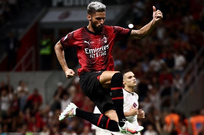 Striker AC Milan, Olivier Giroud, merayakan gol yang ia cetak ke gawang Torino pada giornata kedua Liga Italia di Stadion San Siro, Sabtu (26/8/2023).