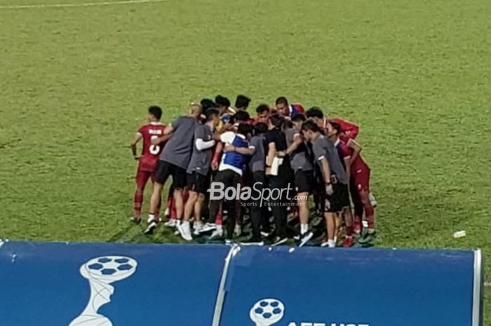 Skuat timnas U-23 Indonesia (skuad timnas U-23 Indonesia) sedang melakukan briefing jelang bertanding melawan timnas U-23 Vietnam pada laga final Piala AFF U-23 2023 di Rayong Province Stadium, Thailand, Sabtu (26/8/2023).