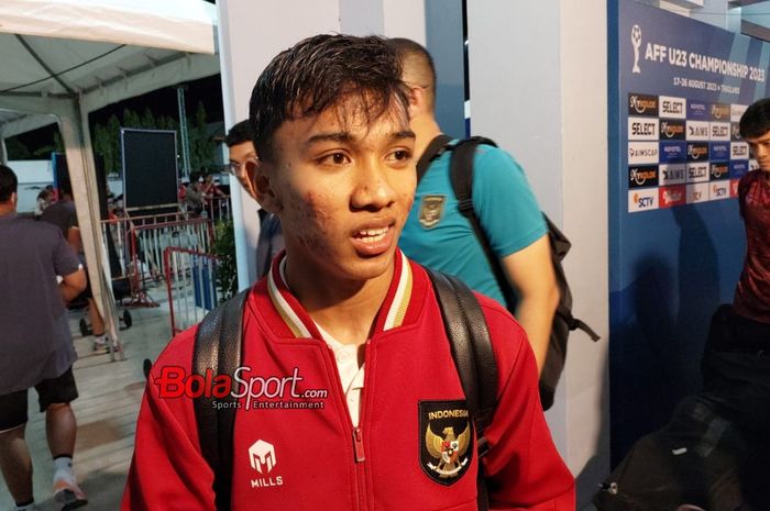 Pemain timnas U-23 Indonesia, Arkhan Fikri, sedang memberikan keterangan kepada awak media setelah laga final Piala AFF U-23 2023 melawan timnas U-23 Vietnam di Rayong Province Stadium, Thailand, Sabtu (26/8/2023).