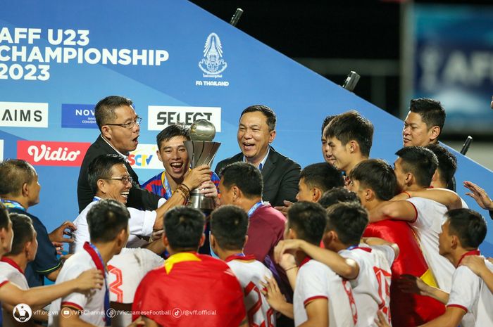 Kiper sekaligus kapten Timnas U-23 Vietnam, Quan Van Chuan (tengah), saat memegang trofi Piala AFF U-23 2023.