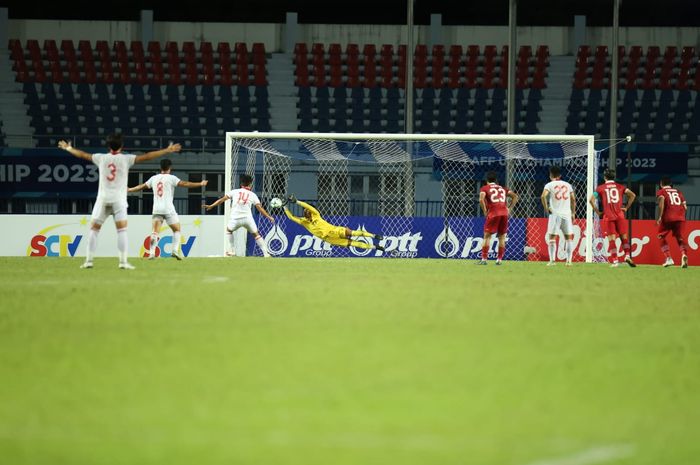 Aksi Ernando Ari menepis tendangan penalti pemain Vietnam saat timnas U-23 Indonesia berjumpa Vietnam di final Piala AFF U-23 2023 di Rayong Provincial Stadium, Sabtu (26/8/2023).
