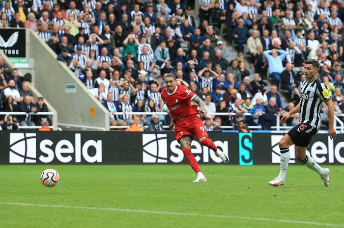 Striker Liverpool, Darwin Nunez, menceta gol ke gawang Newcastle United pada laga pekan ke-3 Liga Inggris di Stadion St. James' Park, Minggu (27/8/2023).