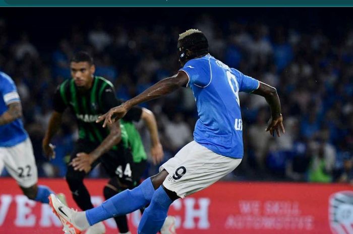 Victor Osimhen mencetak gol ke-100 bersama Napoli dalam kemenangan 2-0 atas Sassuolo di giornata ke-2 Liga Italia 2023-2024, Minggu (27/8/2023) atau Senin dini hari WIB.