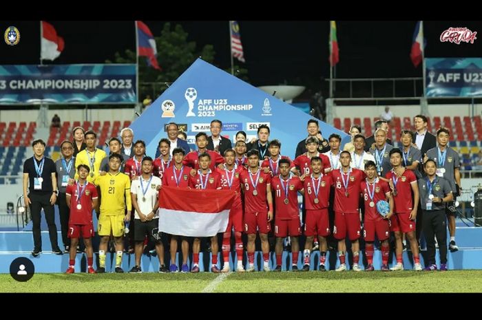 Timnas U-23 Indonesia bersama pengurus PSSI berfoto sebagai runner-up Piala AFF U-23 2023 di Rayong, Thailand, Sabtu (26/8/2023).