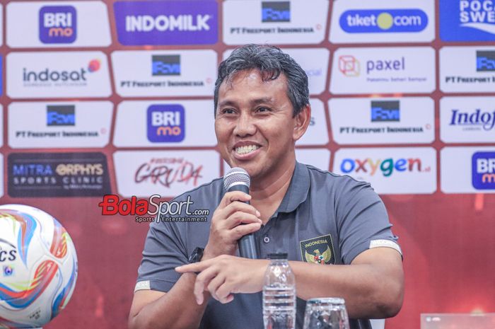 Pelatih timnas U-17 Indonesia, Bima Sakti, sempat tersenyum saat memberikan keterangan kepada awak media di Hotel Sultan, Senayan, Jakarta, Selasa (29/8/2023).