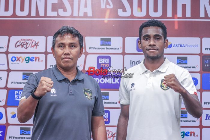 Pelatih timnas U-17 Indonesia, Bima Sakti (kiri) dan pemainnya bernama Muhammad Iqbal Gwijangge (kanan), sedang berfoto bersama setelah sesi jumpa pers di Hotel Sultan, Senayan, Jakarta, Selasa (29/8/2023).