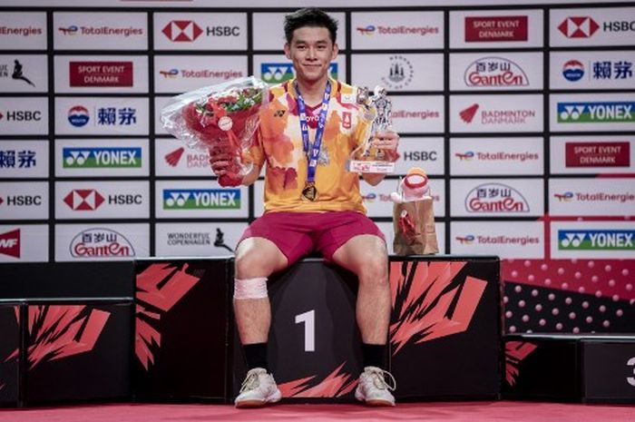 Pebulu tangkis tunggal putra Thailand, Kunlavut Vitidsarn, berpose setelah menjadi Juara Dunia 2023 di Royal Arena, Kopenhagen, Denmark, Minggu (27/8/2023)