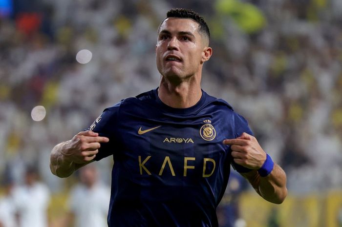 Cristiano Ronaldo berselebrasi usai mencetak gol untuk Al Nassr di Liga Arab Saudi
