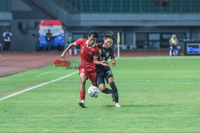 Ridzar Nurviat Subagja (kiri) sedang mengusai bola dan dibayangi Kim Hyunmin (kanan) dalam laga uji coba antara timnas U-17 Indonesia versus timnas U-17 Korea Selatan di Stadion Patriot Candrabhaga, Bekasi, Jawa Barat, Rabu (30/8/2023) malam.