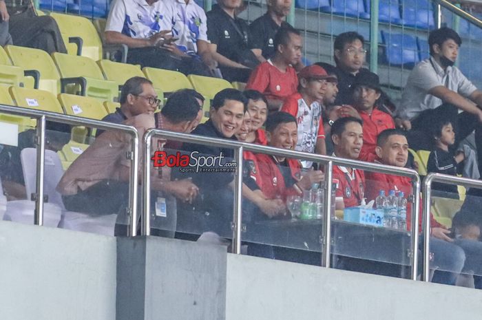 Ketua Umum PSSI, Erick Thohir, serta sejumlah jajarannya tampak sedang menonton laga uji coba timnas U-17 Indonesia versus timnas U-17 Korea Selatan di Stadion Patriot Candrabhaga, Bekasi, Jawa Barat, Rabu (30/8/2023) malam.