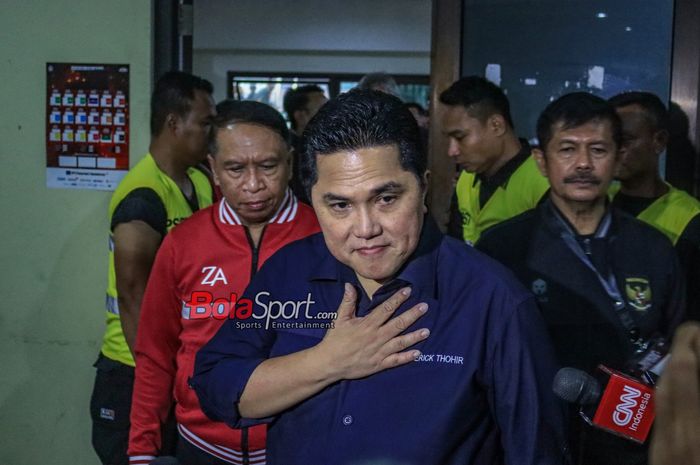 Ketua Umum PSSI, Erick Thohir (kanan berbaju navy) meminta maaf karena pertandingan timnas Indonesia vs Brunei Darussalam batal bergulir di Palembang.