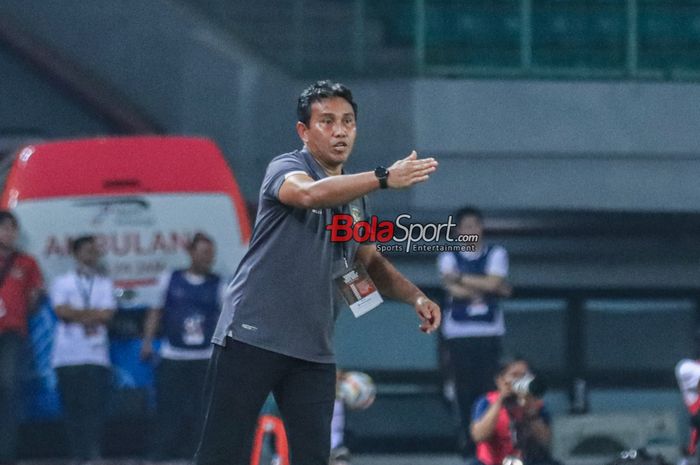 Pelatih timnas U-17 Indonesia, Bima Sakti, sedang memberikan intruksi kepada para pemainnya saat berlaga di Stadion Patriot Candrabhaga, Bekasi, Jawa Barat, Rabu (30/8/2023) malam.