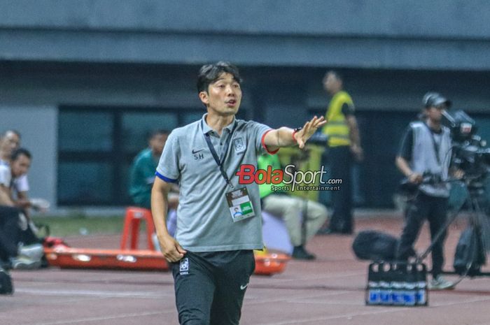Pelatih timnas U-17 Korea Selatan, Byung Sung-hwan, sedang memberikan intruksi kepada para pemainnya saat berlaga di Stadion Patriot Candrabhaga, Bekasi, Jawa Barat, Rabu (30/8/2023) malam.