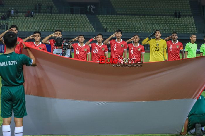 Skuat timnas U-17 Indonesia (skuad timnas U-17 Indonesia) sedang menyanyikan lagu kebangsaan di Stadion Patriot Candrabhaga, Bekasi, Jawa Barat, Rabu (30/8/2023) malam.