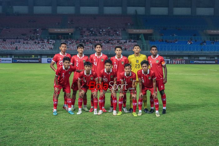 Skuat timnas U-17 Indonesia (skuad timnas U-17 Indonesia) sedang berfoto bersama di Stadion Patriot Candrabhaga, Bekasi, Jawa Barat, Rabu (30/8/2023) malam.