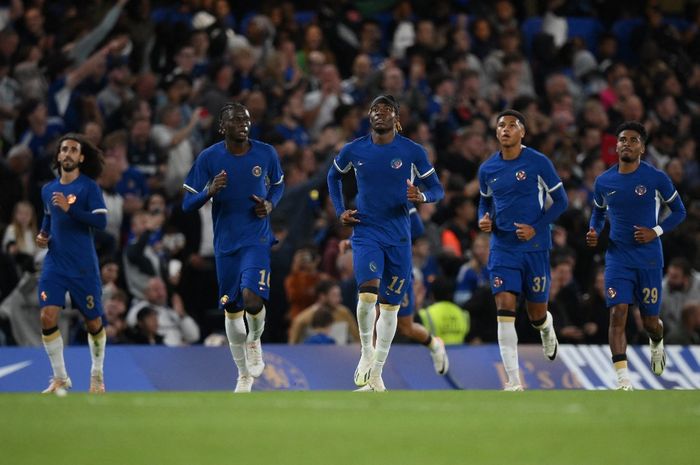 Striker Chelsea asal Inggris #11 Noni Madueke merayakan gol pertama timnya setelah melepaskan tendangan penalti pada pertandingan sepak bola Piala Liga Inggris antara Chelsea dan AFC Wimbledon di Stamford Bridge, London pada 30 Agustus 2023. 