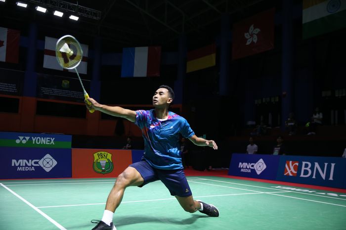 Tunggal putra Indonesia, Tommy Sugiarto saat tampil pada babak ketiga Indonesia International Challenge 2023