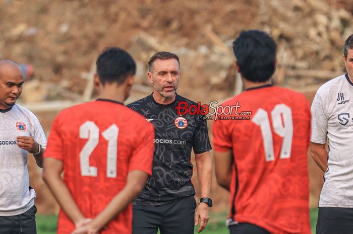 Pelatih Persija Jakarta, Thomas Doll, sedang memberikan intruksi kepada para pemainnya saat berlatih di Lapangan Nirwana Park, Sawangan, Jawa Barat, Jumat (1/9/2023).