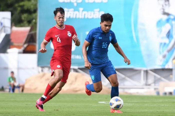 Suasana pertandingan Timnas U-23 Thailand versus Timnas U-23 Singapura di laga uji coba menjelang Kualifikasi Piala Asia U-23 2024.