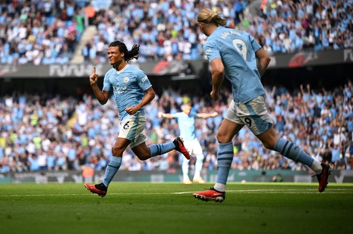 Bek Manchester City asal Belanda, Nathan Ake (6) melakukan selebrasi setelah mencetak gol kedua timnya selama pertandingan sepak bola Liga Premier Inggris antara Manchester City dan Fulham di Stadion Etihad  pada 2 September 2023.