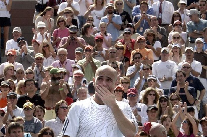 Andre Agassi menangis setelah tampil untuk terakhir kalinya di babak ketiga US Open 2006 pada 3 September 2006.