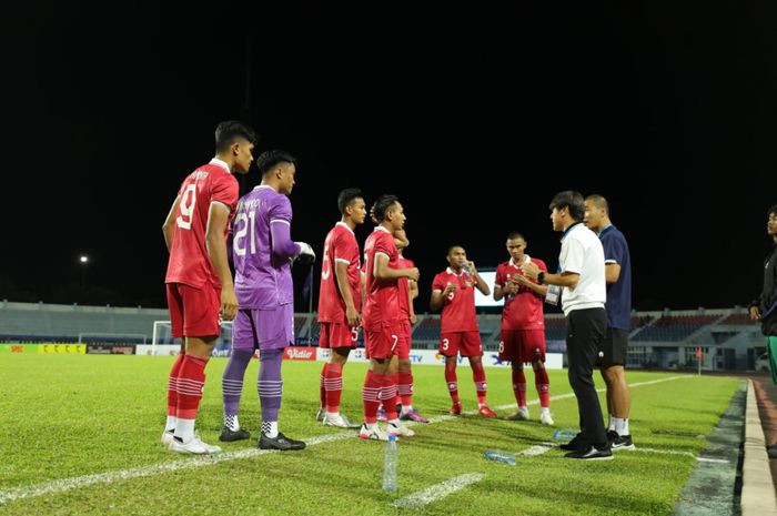 Shin Tae-yong tengah berbicara dengan sejumlah pemain Timnas U-23 Indonesia
