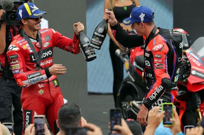 Pembalap Ducati Lenovo, Francesco Bagnaia (kiri) dan Aleix Espargaro (Aprilia) setelah sprint race MotoGP Catalunya 2023 di Circuit de Barcelona-Catalunya, Spanyol, Sabtu (2/9/2023).