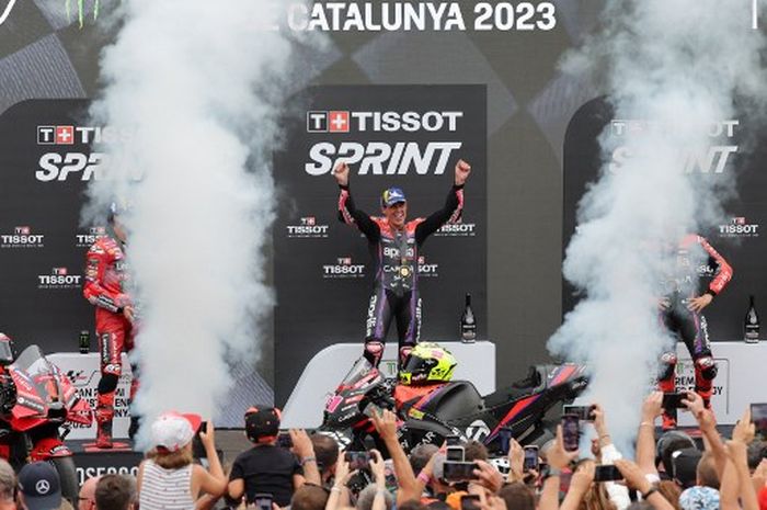 Juara balapan sprint MotoGP Catalunya 2023, Aleix Espargaro (tengah) bersama Francesco Bagnaia (Ducati, kiri) di Circuit de Barcelona-Catalunya, Sabtu (2/9/2023).