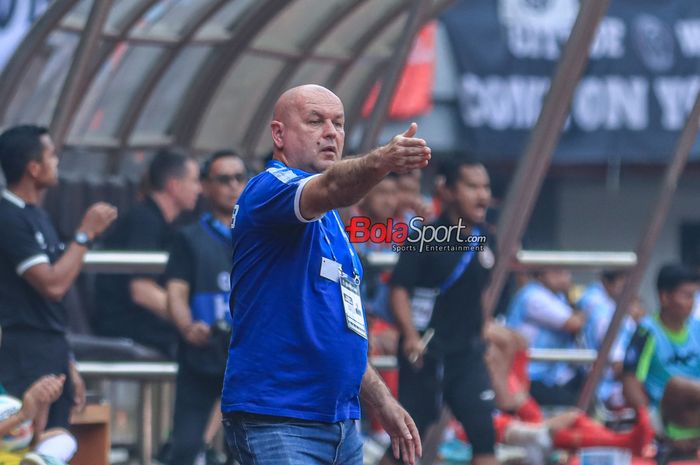 Pelatih Persib Bandung, Bojan Hodak, justru merasa senang pemainnya dipanggil ke timnas Indonesia.