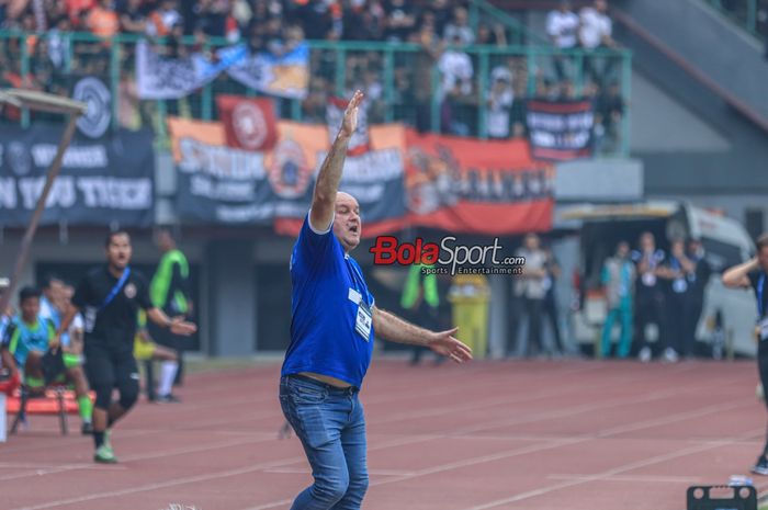 Pelatih Persib Bandung, Bojan Hodak, sedang memberikan intruksi kepada para pemainnya saat berlaga di Stadion Patriot Candrabhaga, Bekasi, Jawa Barat, Sabtu (2/9/2023).