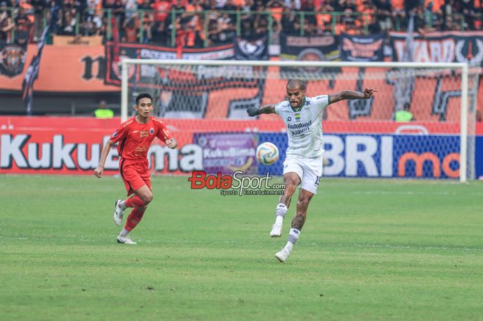 David Da Silva (kanan) sedang menguasai bola dalam laga pekan ke-11 Liga 1 2023 antara Persija versus Persib di Stadion Patriot Candrabhaga, Bekasi, Jawa Barat, Sabtu (2/9/2023).