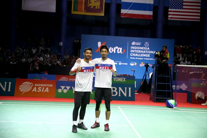 Ganda putra Indonesia, Berry Angriawan/Rian Agung Saputro, berpose di podium usai menjuarai Indonesia International Challenge 2023 pada Minggu, 3 September 2023