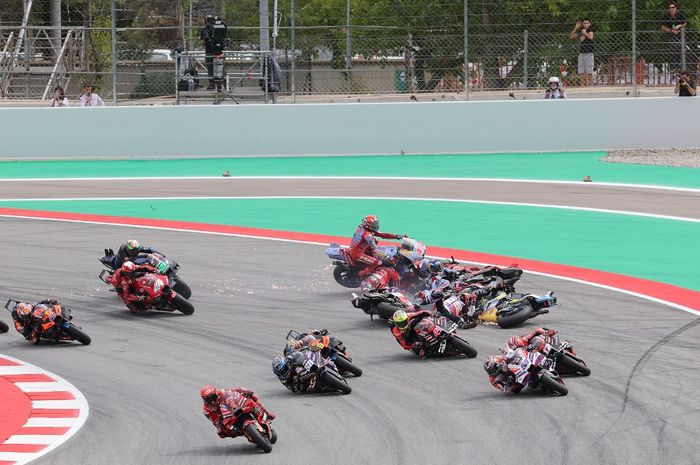 Kecelakaan beruntun setelah start membuat balapan MotoGP Catalunya sempat dihentikan. Lomba berlangsung di Sirkuit Catalunya, Montmelo, Spanyol, 3 September 2023. 