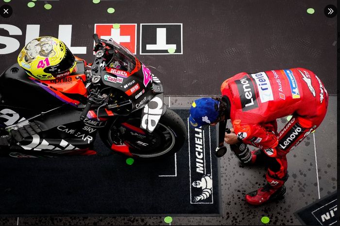 Murid Valentino Rossi, Francesco Bagnaia mengamati sepeda motor rival yang jadi bilang keladi gagalnya sang pimpinan klasemen sementara menangi balapan Sprint MotoGP Catalunya 2023.