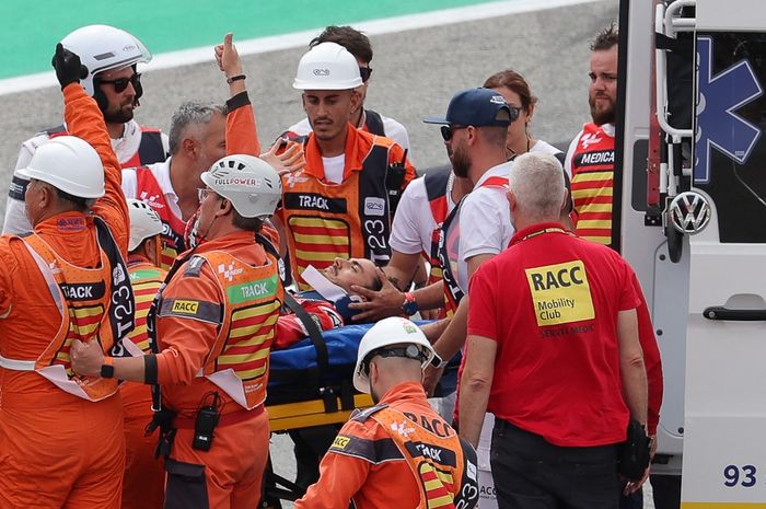 Pembalap Ducati Lenovo, Francesco Bagnaia,  dibawa ke ambulans setelah mengalami kecelakaan pada balapan MotoGP Catalunya di Sirkuit Catalunya, Montmelo, Spanyol, 3 September 2023.