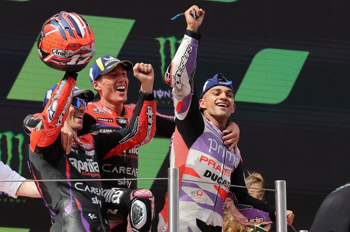 Pembalap Aprilia, Aleix Espargaro (tengah) dan Maverick Vinale (kiri), merayakan podium 1-2 usai balapan MotoGP Catalunya di Sirkuit Catalunya, Montmelo, Spanyol, 3 September 2023. Jorge Martin dari tim Prima Pramac (kanan) melengkapi podium usai finis ketiga.