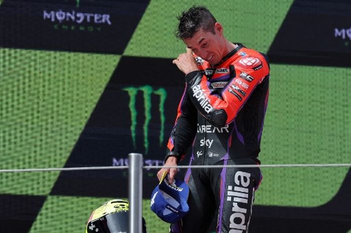 Aprilia Spanish rider Aleix Espargaro reacts on the podium after winning the MotoGP race of the Moto Grand Prix de Catalunya at the Circuit de Catalunya in Montmelo, on the outskirts of Barcelona, on September 3, 2023. (Photo by LLUIS GENE / AFP)