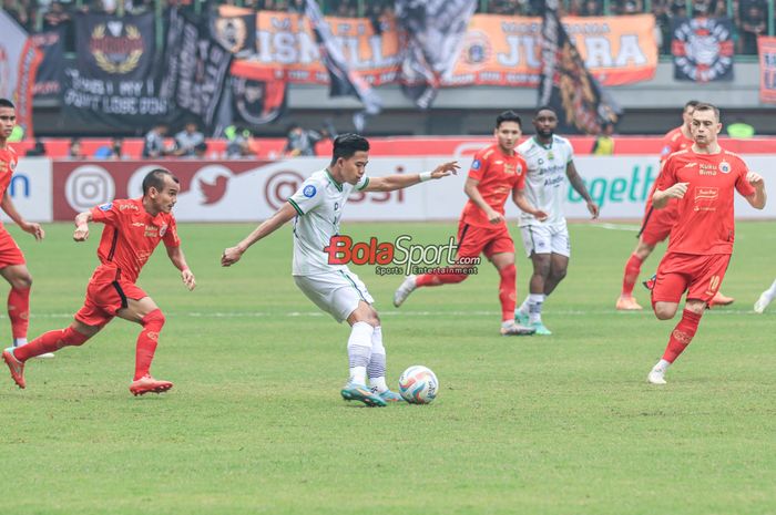 Edo Febriansah (tengah) mengaku tak ada masalah dengan kondisinya saat bergabung dengan Persib Bandung seusai kembali dari timnas Indonesia.