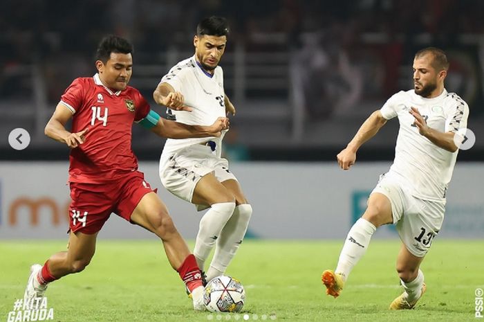 Kapten Timnas Indonesia Asnawi Mangkualam bersaing ketat dengan pemain Palestina dalam FIFA Matchday di Stadion Gelora Bung Tomo, Surabaya, 14 Juni 2023.